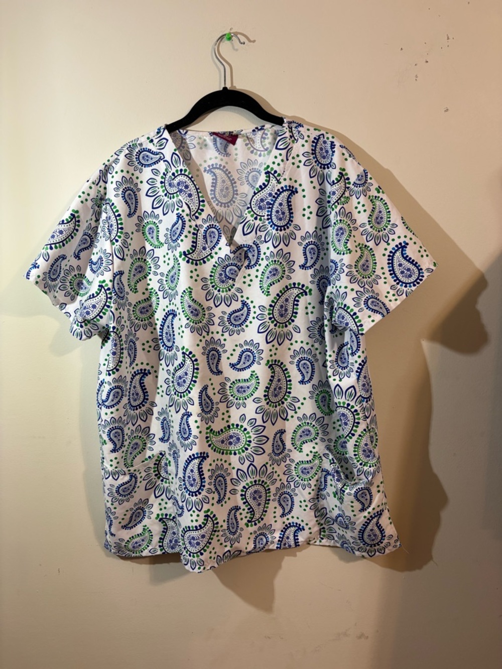 Divine Curves women's 2X scrub top shirt blue green paisley front pocket V-neck‎